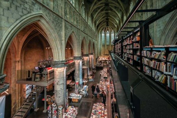 Впечатляющие книжные магазины и библиотеки со всего мира (27 фото)