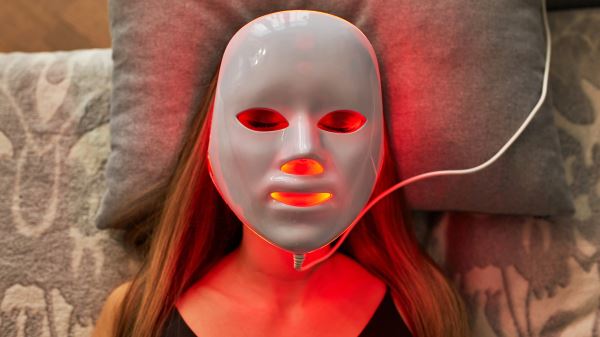 Убрать морщины и подтянуть кожу: врач-косметолог рассказала, эффективны ли аппараты для дома