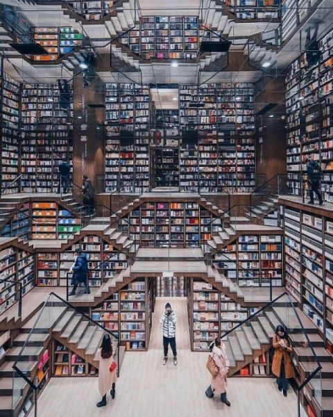 Впечатляющие книжные магазины и библиотеки со всего мира (27 фото)