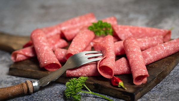 Учёные: даже ломтик колбасы повышает риск развития рака и диабета