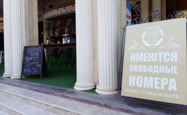 Пляжи Анапы: немногочисленные туристы купаются вопреки запрету