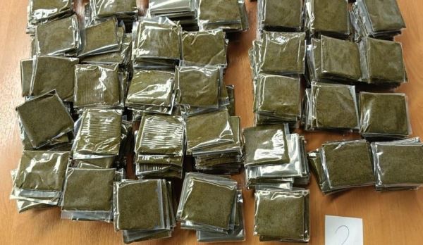 У пассажира в аэропорту Сочи нашли 400 пакетов насвая