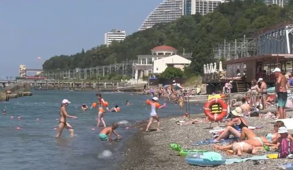 Туристы обеспокоены морем в Сочи из-за проблем в Анапе