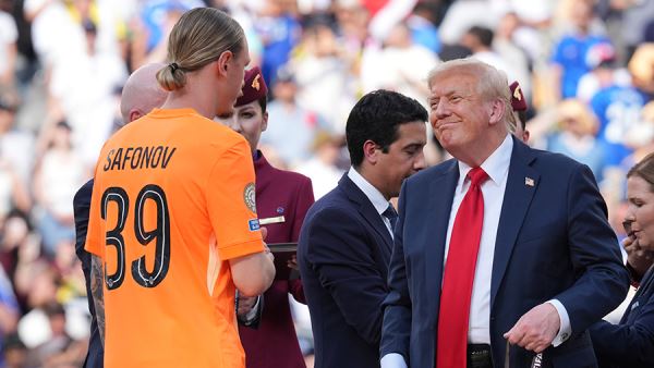 Трамп вручил серебряную медаль клубного ЧМ вратарю ПСЖ Сафонову