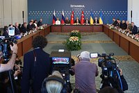 «Идея висит в воздухе». Путин почти час обсуждал с Трампом Украину и Ближний Восток. Планируется ли личная встреча?