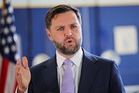 «Идея висит в воздухе». Путин почти час обсуждал с Трампом Украину и Ближний Восток. Планируется ли личная встреча?