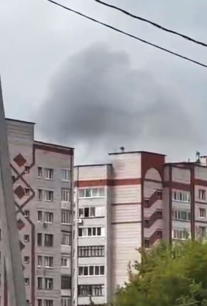 «Так страшно!» Тяжелые дроны ВСУ атаковали предприятие в Ижевске.  Мощный пожар попал на видео