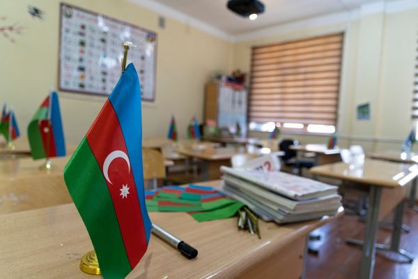 «У нас будут проблемы». В Азербайджане заявили о планах запретить обучение на русском. Что говорят об этом в школах и вузах Баку?