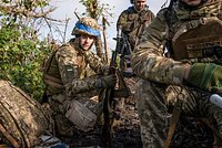 В Херсонской области жилой дом обрушился после авиаудара ВСУ. Под завалами оказались десятки людей
